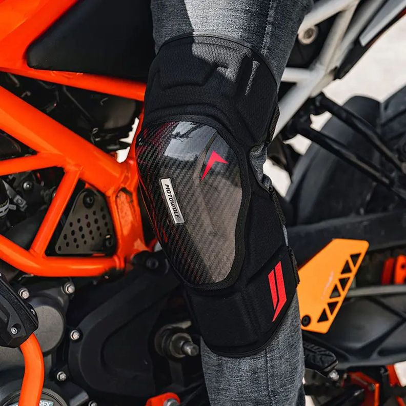Rodilleras para motociclismo de  Fibra Carbono MotoWolf 1037-4