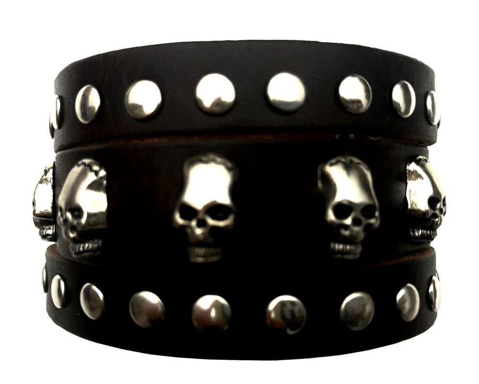Pulsera Negra Cuero  con Calaveras Metalicas-1