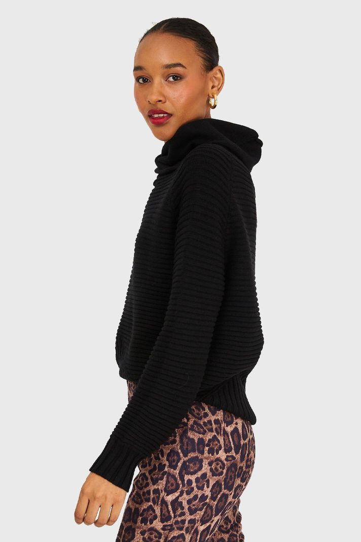 Sweater Canalé Cuello Tortuga Negro Nicopoly-2