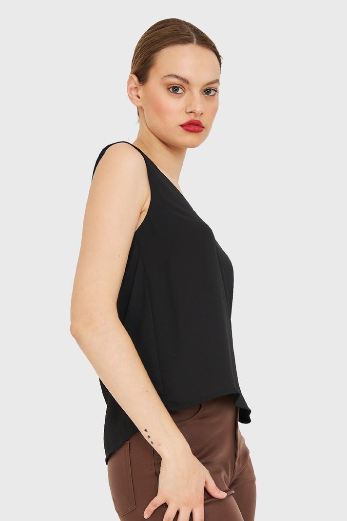 Blusa Básica Escote en V Negro Nicopoly-2