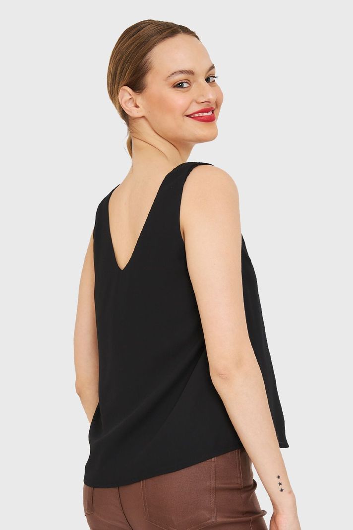 Blusa Básica Escote en V Negro Nicopoly-3