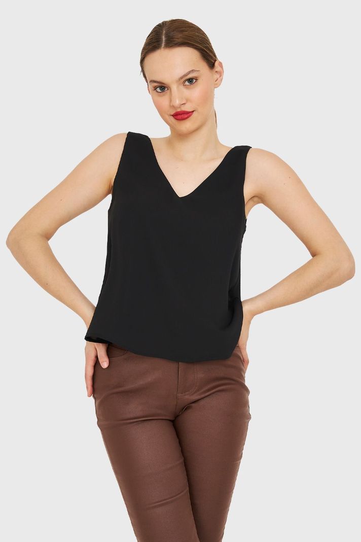 Blusa Básica Escote en V Negro Nicopoly-4