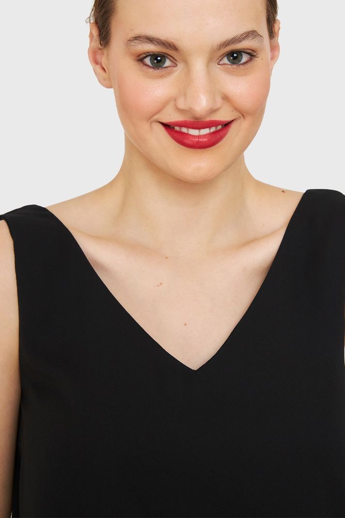 Blusa Básica Escote en V Negro Nicopoly-5