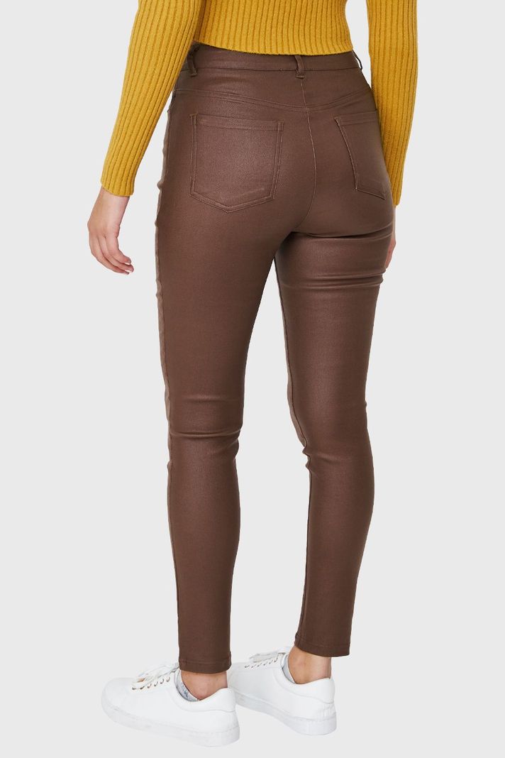 Calza Elasticada Skinny Tipo Encerada Café Nicopoly-3