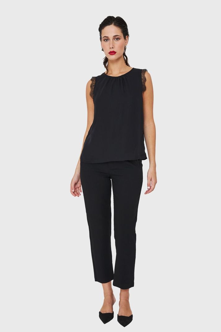 Blusa Encaje Hombros Negro Nicopoly-1