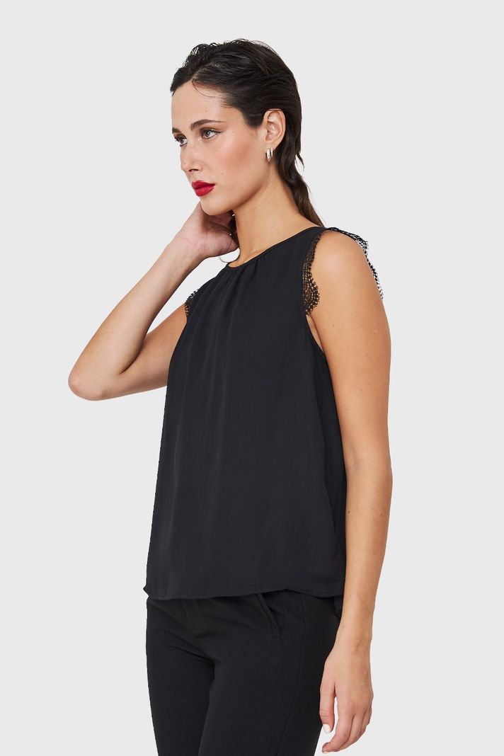 Blusa Encaje Hombros Negro Nicopoly-2