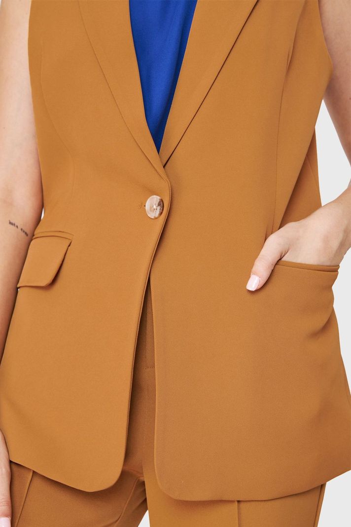 Blazer Sin Mangas Botón Lúcuma Nicopoly-5
