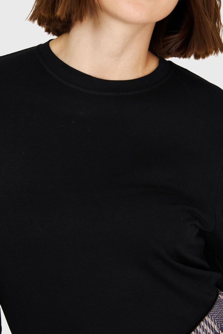 Polera Cuello Redondo Negro Nicopoly-5