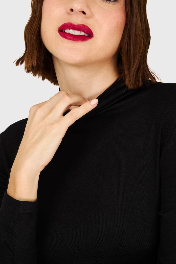 Polera Cuello Alto Negro Nicopoly-5