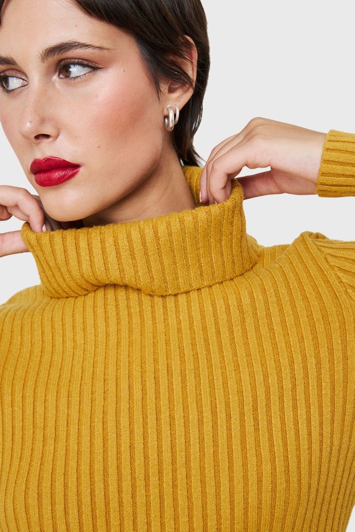 Sweater Crop Cuello Tortuga Mostaza Nicopoly-5