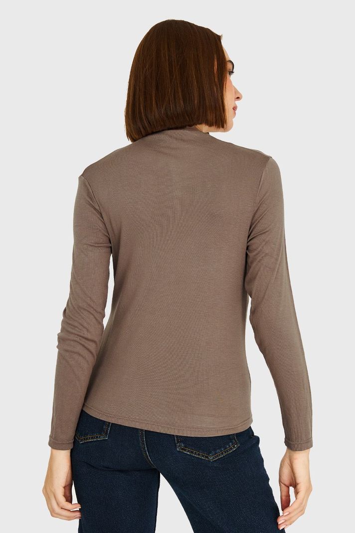 Polera Cuello Alto Café Nicopoly-3