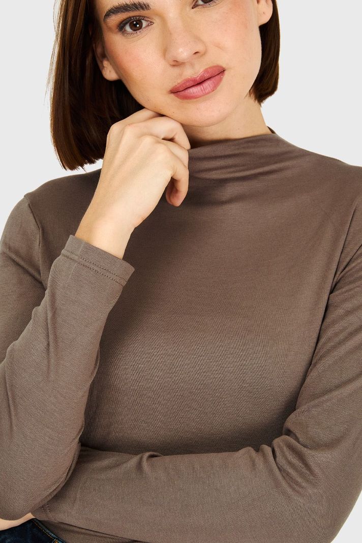 Polera Cuello Alto Café Nicopoly-5